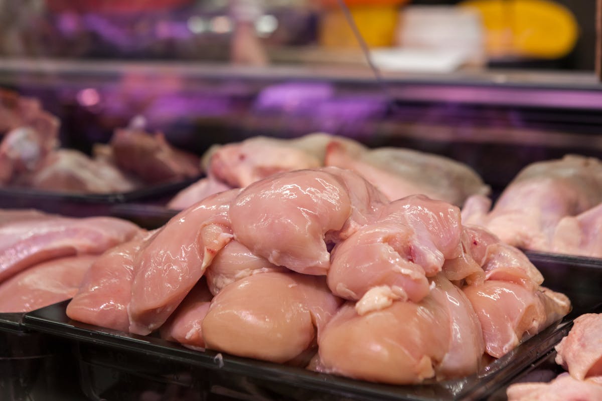 วิธีเลือกซื้อไก่สดให้สดและปลอดภัย — 8 จุดที่ต้องดู